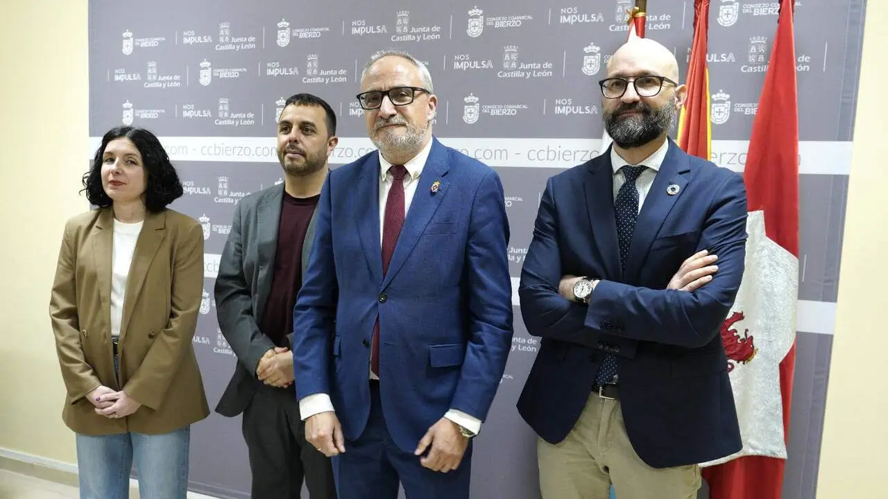 El director general de la Agenda 2030 del Ministerio de Derechos Sociales, Consumo y Agenda 2030, David Perejil (2I), junto al presidente del Consejo Comarcal del Bierzo, Olegario Ram&oacute;n (2D), el subdelegado del Gobierno en Le&oacute;n, H&eacute;ctor Al&aacute;iz (D), y la consejera de Formaci&oacute;n, Empleo y Agenda 2030 del Consejo Comarcal, Laura Fern&aacute;ndez, durante la presentaci&oacute;n del proyecto 'Territorio Azul'. Foto: C&eacute;sar S&aacute;nchez