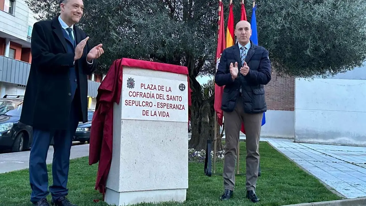 La ciudad de Le&oacute;n cuenta desde este viernes con un nuevo enclave dedicado a su tradici&oacute;n cofrade. El Ayuntamiento ha inaugurado la plaza de la Cofrad&iacute;a del Santo Sepulcro - Esperanza de la Vida, situada en la calle Santos Olivera, frente a la parroquia de San Froil&aacute;n. Fotos: AytoLe&oacute;n / PP AytoLeon