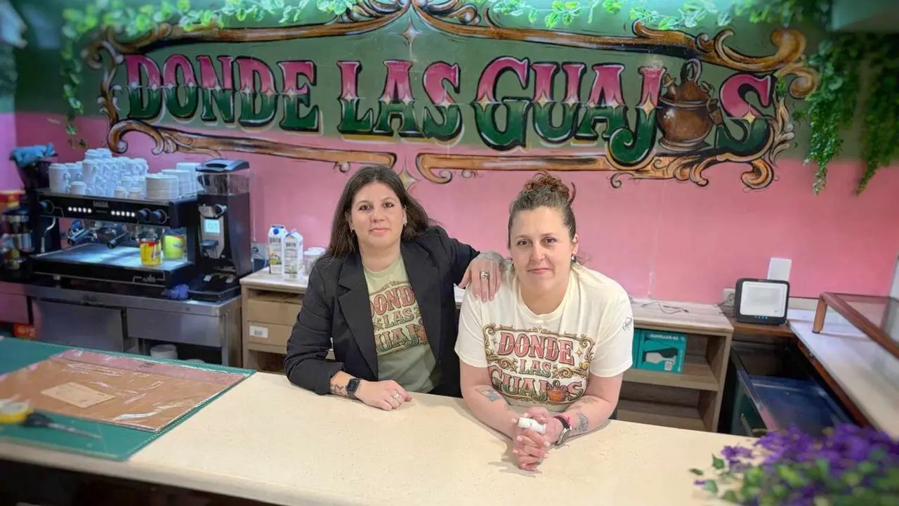 Las hermanas Olga y Sara Macho Vargas impulsan el bar 'Donde las guajas' en Puente Almuhey que mezcla tradici&oacute;n, creatividad y dinamizaci&oacute;n rural.