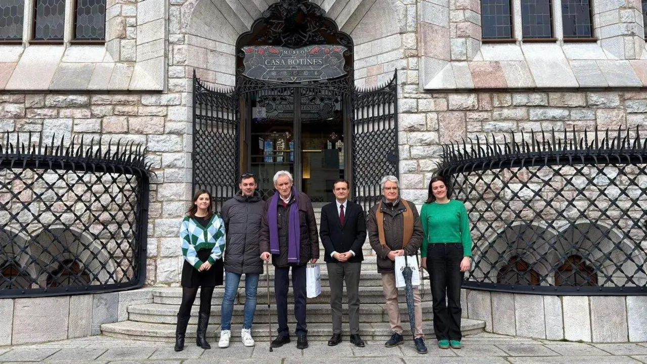 Luis del Olmo junto a Ra&uacute;l Fern&aacute;ndez Sobrino, director de Casa Botines y parte de su equipo en una visita reciente al Museo