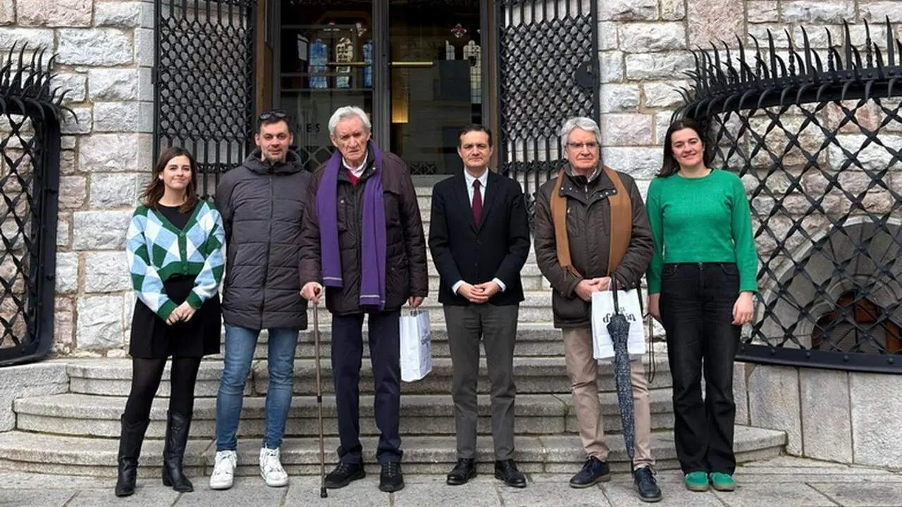 Luis del Olmo junto a Ra&uacute;l Fern&aacute;ndez Sobrino, director de Casa Botines y parte de su equipo en una visita reciente al Museo 3