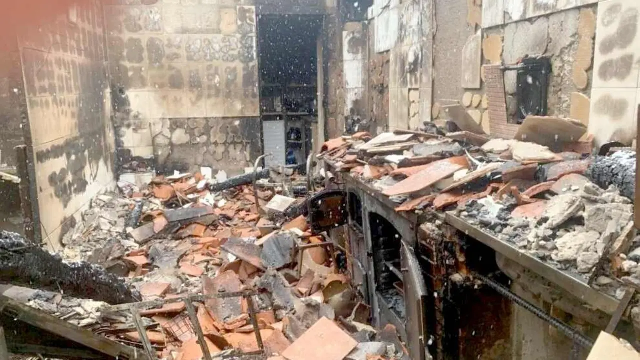 Imagen de la vivienda quemada y cuyos propietarios se sienten abandonados por el alcalde de la localidad.