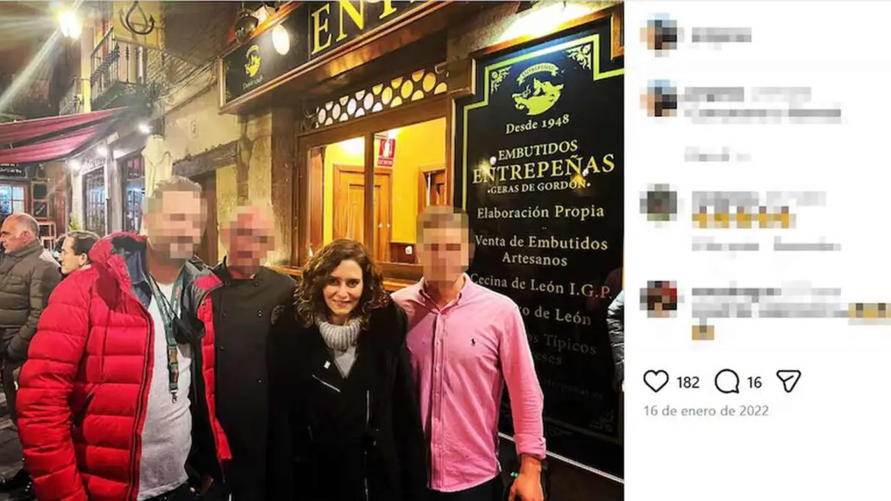 Imagen de redes sociales recuperada por el diario El Pa&iacute;s, con Ayuso en el casco hist&oacute;rico de Le&oacute;n.