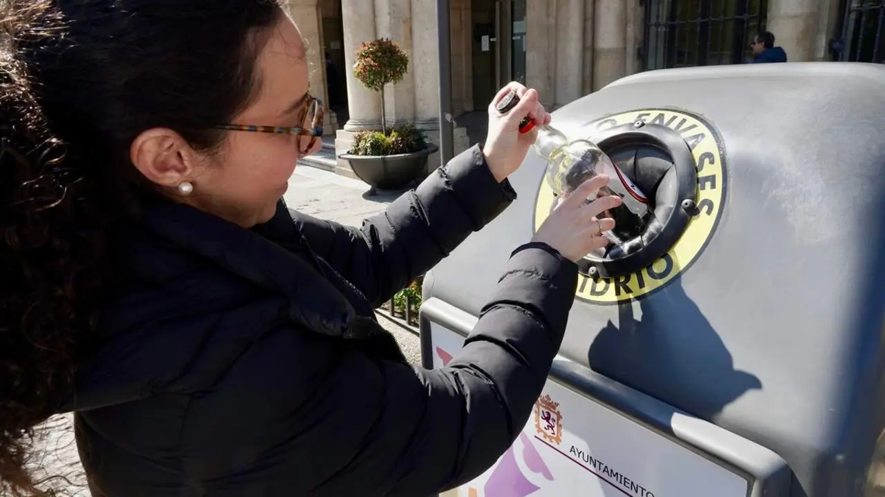 El alcalde de Le&oacute;n, Jos&eacute; Antonio Diez, presenta el Plan Integral Le&oacute;n Recicla Vidrio junto al subdirector de la zona centro-norte de Ecovidrio, Ricardo Sevilla, y el presidente de la Asociaci&oacute;n de Hosteler&iacute;a de Le&oacute;n, &Oacute;scar Garc&iacute;a