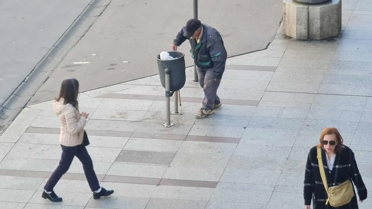 Un hombre se dispone a arrojar residuos en una papelera en Ordo&ntilde;o II.