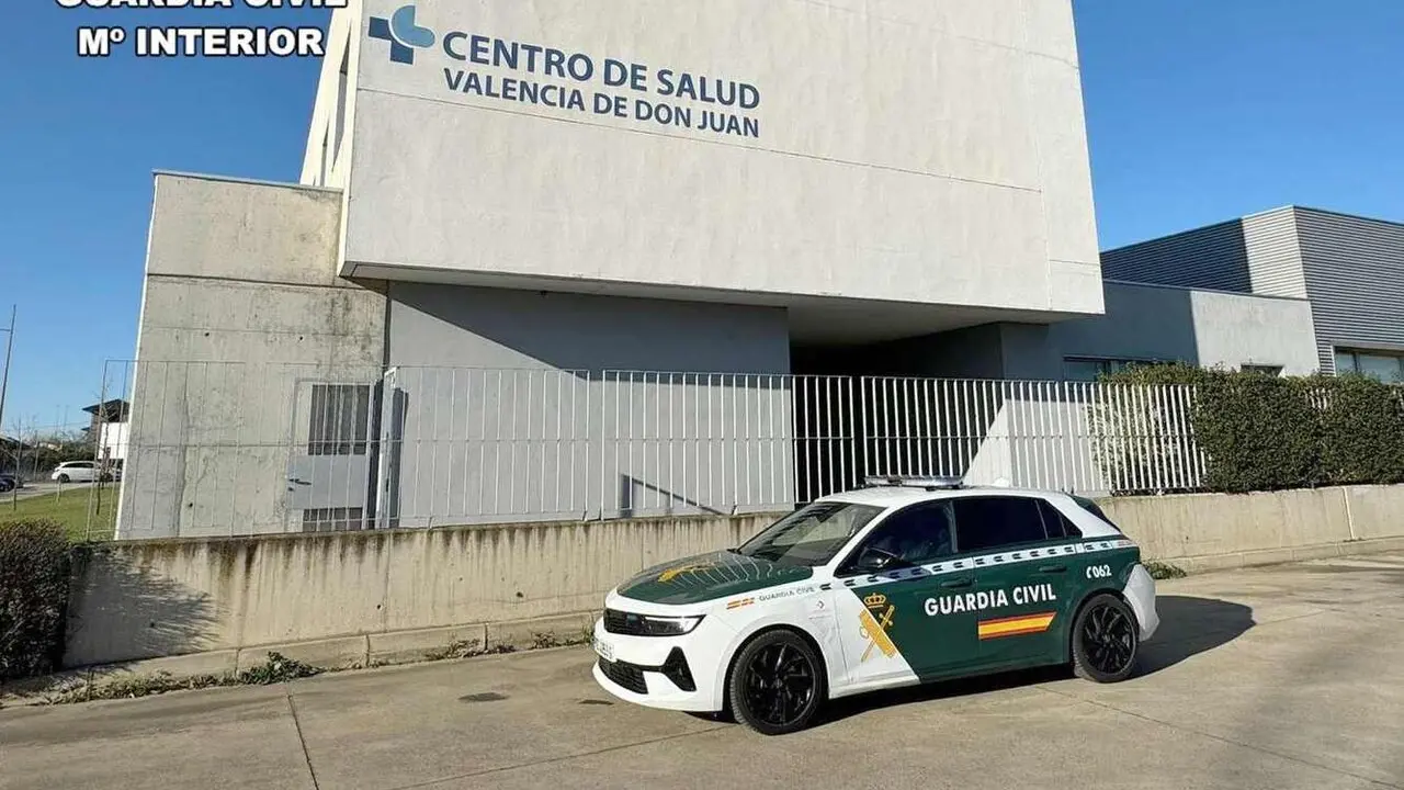 Efectivos de la Guardia Civil, junto al centro m&eacute;dico de Valencia don Juan.