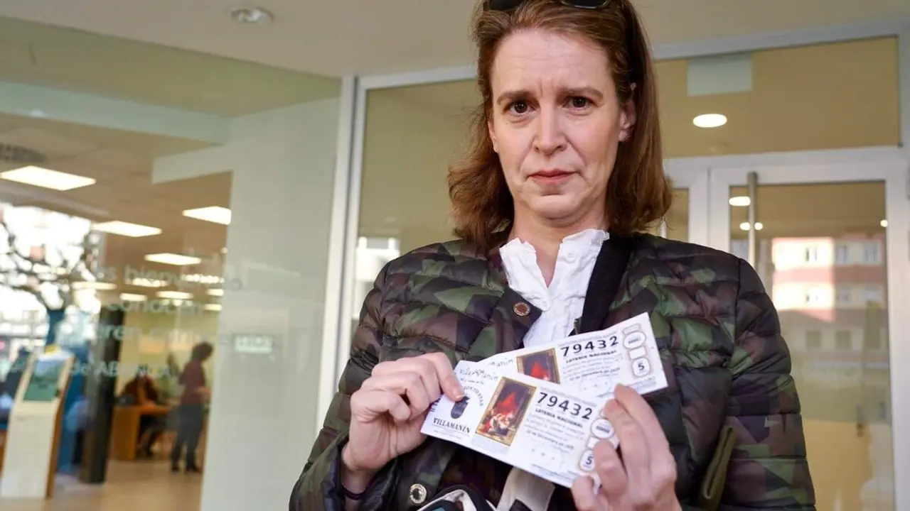 Los agraciados con el Gordo de la Loter&iacute;a de Navidad de Villaman&iacute;n acuden a cobrar el premio&nbsp;