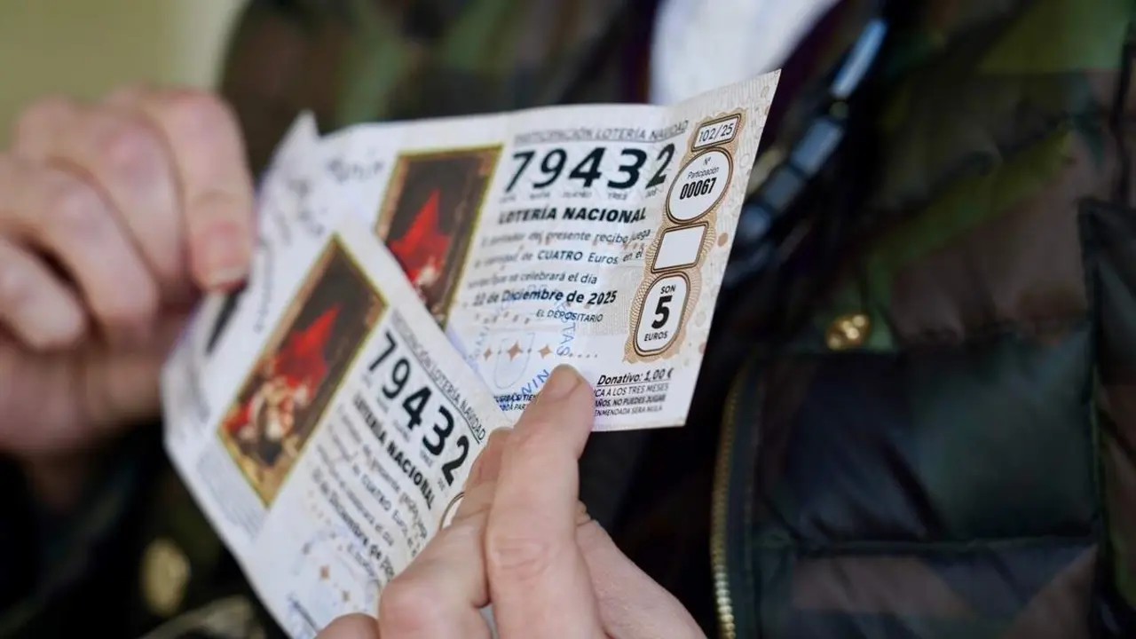 Los agraciados con el Gordo de la Loter&iacute;a de Navidad de Villaman&iacute;n acuden a cobrar el premio&nbsp;