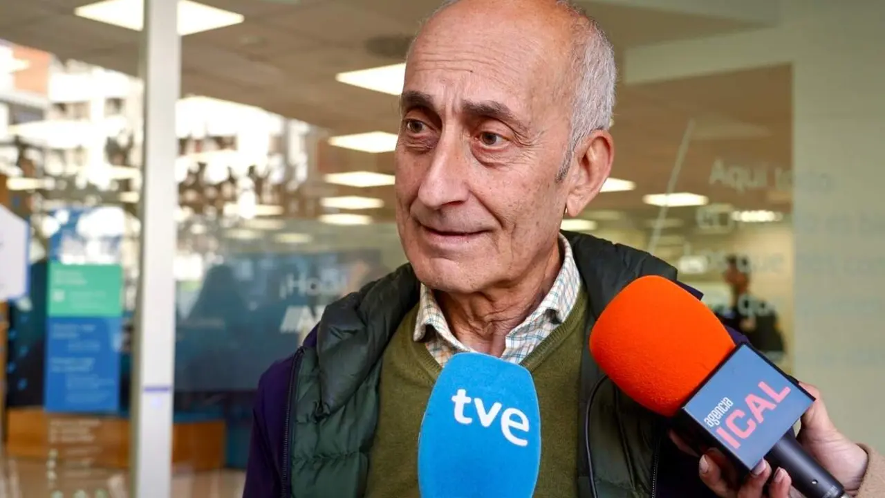 Los agraciados con el Gordo de la Loter&iacute;a de Navidad de Villaman&iacute;n acuden a cobrar el premio a las oficinas de Abanca.