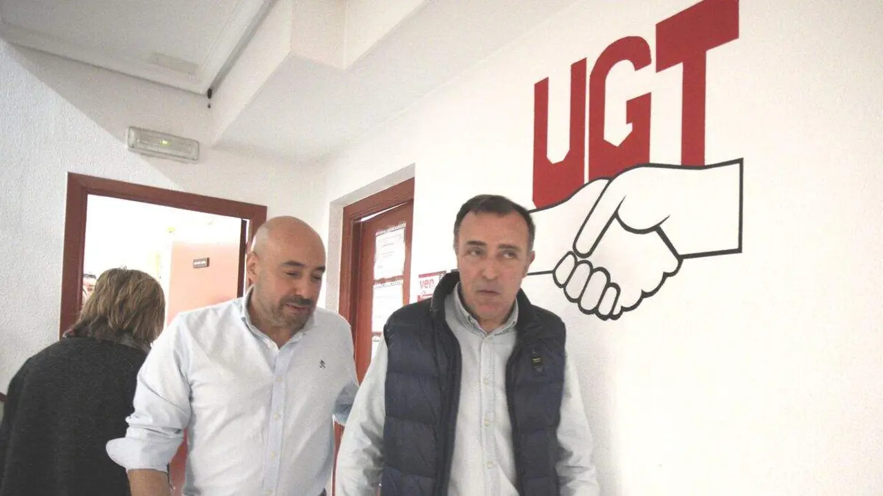 El secretario general de UGT Castilla y Le&oacute;n, &Oacute;scar Lobo (I), junto al secretario general de UGT Bierzo, Omar Rodr&iacute;guez (D), durante el Comit&eacute; Constituyente de UGT Bierzo