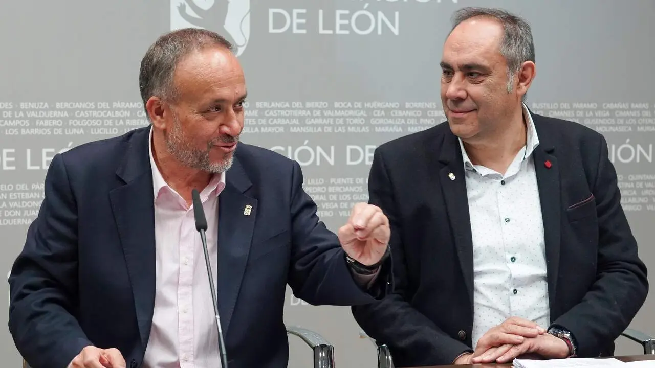 El presidente de la Diputaci&oacute;n de Le&oacute;n, Gerardo &Aacute;lvarez Courel, y el vicepresidente Valent&iacute;n Mart&iacute;nez ofrecen una rueda de prensa sobre varios de los asuntos que se debatir&aacute;n en el pleno ordinario de este mes de marzo. Foto: Campillo.