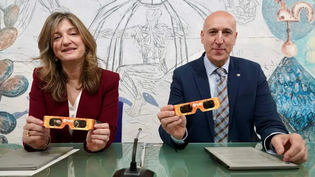 La rectora de la Universidad de Le&oacute;n, Nuria Gonz&aacute;lez, y el alcalde de Le&oacute;n, Jos&eacute; Antonio Diez, presentan una actividad conjunta ciudadana que desarrollar&aacute;n ambas instituciones. Foto: Campillo.
