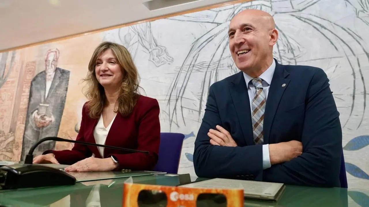 La rectora de la Universidad de Le&oacute;n, Nuria Gonz&aacute;lez, y el alcalde de Le&oacute;n, Jos&eacute; Antonio Diez, presentan una actividad conjunta ciudadana que desarrollar&aacute;n ambas instituciones