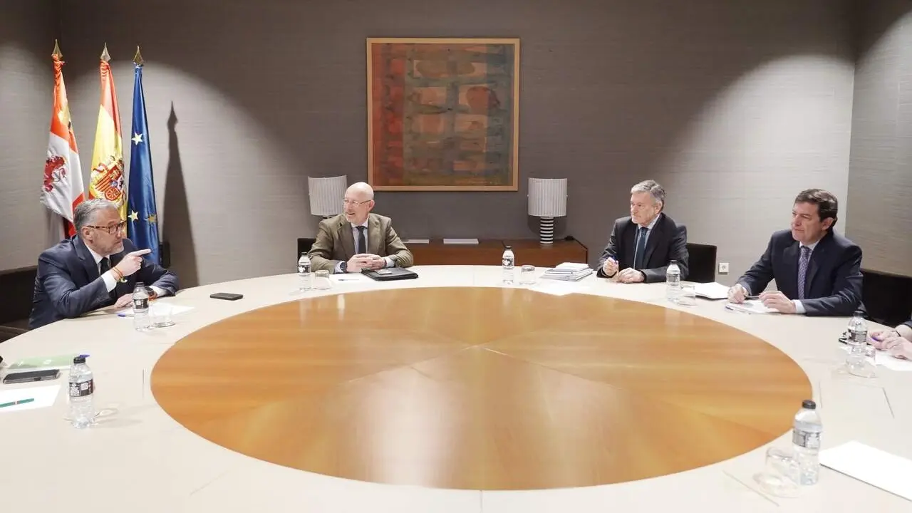 El presidente del PP de Castilla y Le&oacute;n, Alfonso Fern&aacute;ndez Ma&ntilde;ueco, acompa&ntilde;ado por miembros de su formaci&oacute;n, se re&uacute;ne con el candidato de Vox, Carlos Poll&aacute;n, y otros dirigentes de este partido, tras las pasadas elecciones auton&oacute;micas.