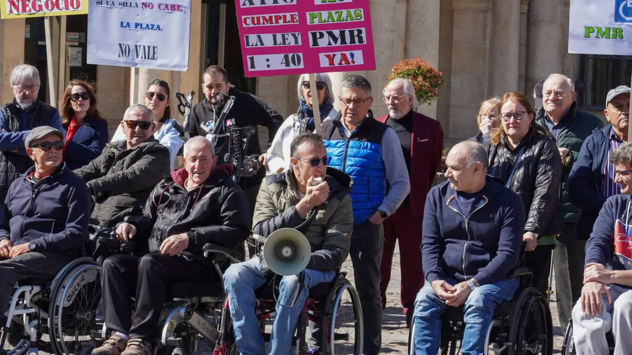 Concentraci&oacute;n convocada para solicitar al Ayuntamiento de Le&oacute;n m&aacute;s plazas para personas con movilidad reducida