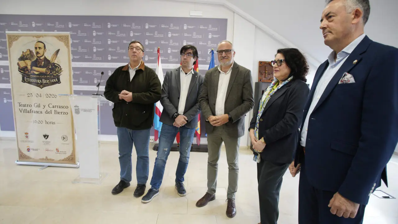 El presidente del Consejo Comarcal del Bierzo, Olegario Ram&oacute;n; el alcalde de Villafranca del Bierzo, Jos&eacute; Manuel Pereira; el delegado en Le&oacute;n de la Uni&oacute;n Nacional de Escritores de Espa&ntilde;a, Manuel &Aacute;ngel Morales, y el escritor Ruy Vega presentan la I Gala de la Literatura Berciana