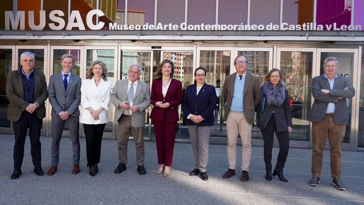 La rectora de la Universidad de Le&oacute;n, Nuria Gonz&aacute;lez; el consejero de Cultura, Turismo y Deporte en funciones, Gonzalo Santoja; la presidenta de la Junta Mayor de Cofrad&iacute;as y Hermandades de la Semana Santa de Le&oacute;n, Diana Bel&eacute;n Garc&iacute;a, y la investigadora de la ULE, Ana Mar&iacute;a Gonz&aacute;lez, presentan el estudio el impacto econ&oacute;mico y social de la Semana Santa de Le&oacute;n 2025