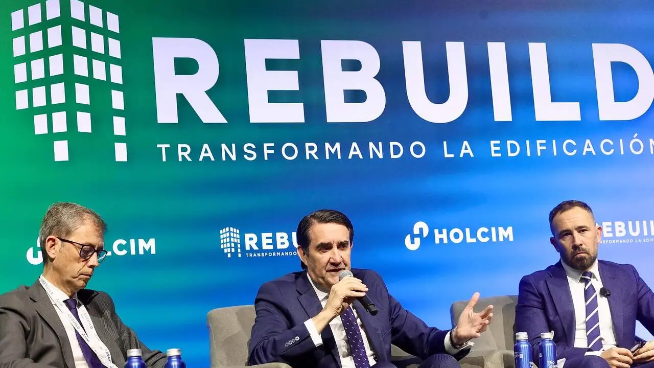 El consejero de Medio Ambiente, Vivienda y Ordenaci&oacute;n del Territorio, Juan Carlos Su&aacute;rez-Qui&ntilde;ones, visita la feria Rebuild en Madrid. Foto: Juan L&aacute;zaro.