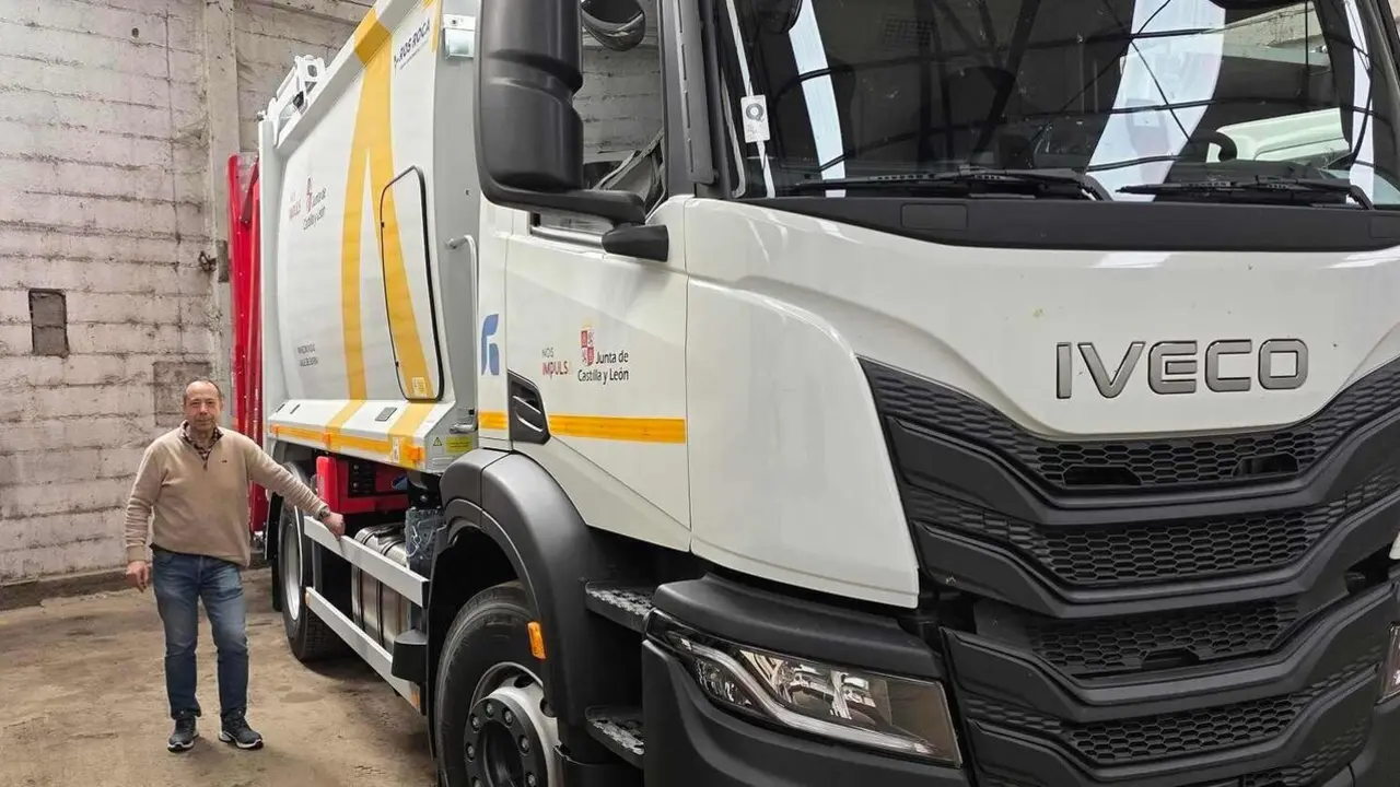 Santiago Castelao con el nuevo cami&oacute;n comprado para la Mancomunidad 1