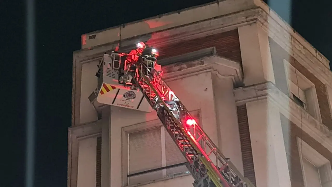 Efectivos del Servicio de Bomberos de Le&oacute;n han intervenido este mi&eacute;rcoles en un inmueble situado en la confluencia de las calles Villafranca y Rep&uacute;blica Argentina, en la plaza P&iacute;cara Justina, en pleno centro de la capital leonesa, tras detectarse el desprendimiento de parte de la cornisa del edificio.