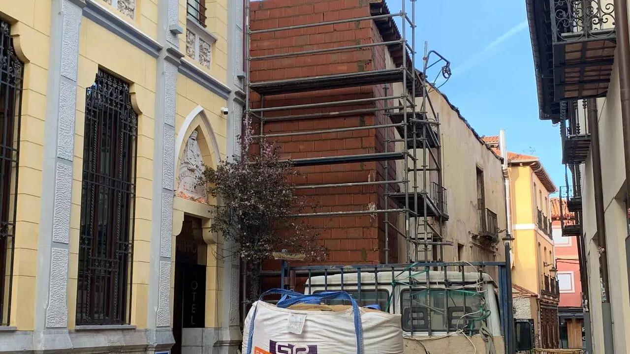 Los propietarios de la Casona de D&aacute;maso Merino realizan trabajos de emergencia para tratar de asegurar la estructura del edificio protegido tras su colapso parcial de hace 15 d&iacute;as. Foto: A.F.R.