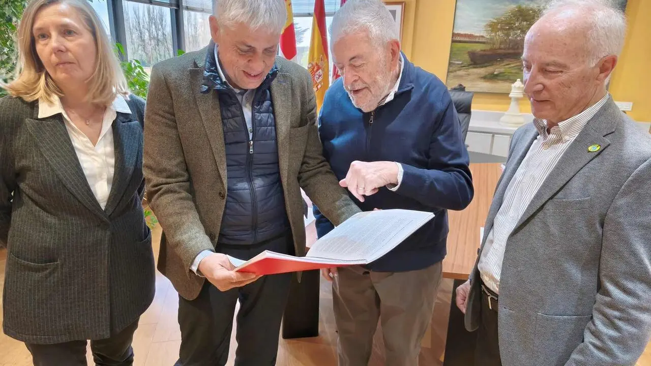 El delegado territorial de la Junta en Le&oacute;n, Eduardo Diego, y la jefa del Servicio Territorial de Cultura; Noelia Vallejo, se han reunido un a&ntilde;o m&aacute;s con Anselmo Reguera, presidente de la Asociaci&oacute;n de Amigos del Camino de Santiago de Le&oacute;n 'Pulchra Leonina', y Jos&eacute; Bizzu, secretario y redactor del estudio estad&iacute;stico anual de la misma.