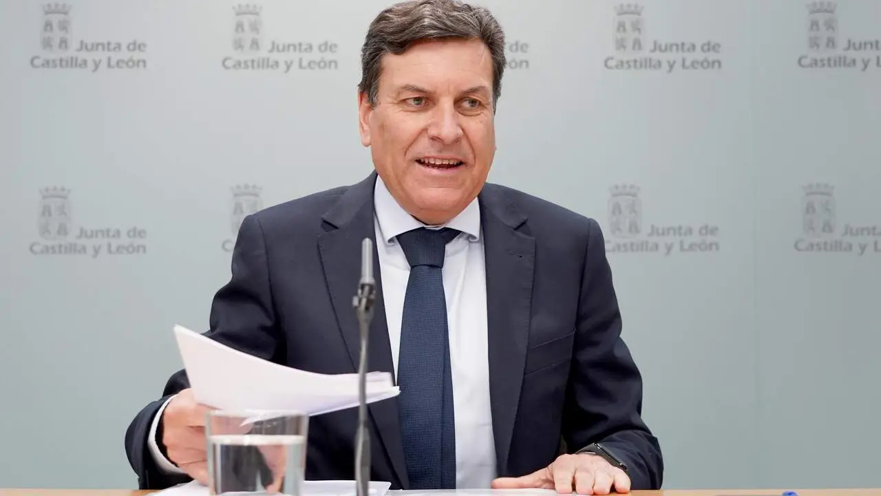 El consejero de Econom&iacute;a y Hacienda y portavoz, Carlos Fern&aacute;ndez Carriedo, comparece en rueda de prensa posterior al Consejo de Gobierno.