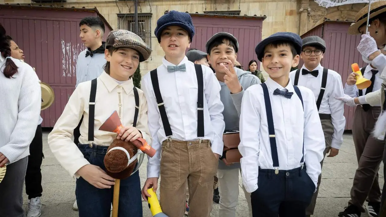 Los estudiantes del Colegio de Las Anejas cerraron su Semana Cultural con una actividad singular: una recreaci&oacute;n hist&oacute;rica dedicada a Antoni Gaud&iacute;, con motivo del centenario del arquitecto. Foto: Fundos.