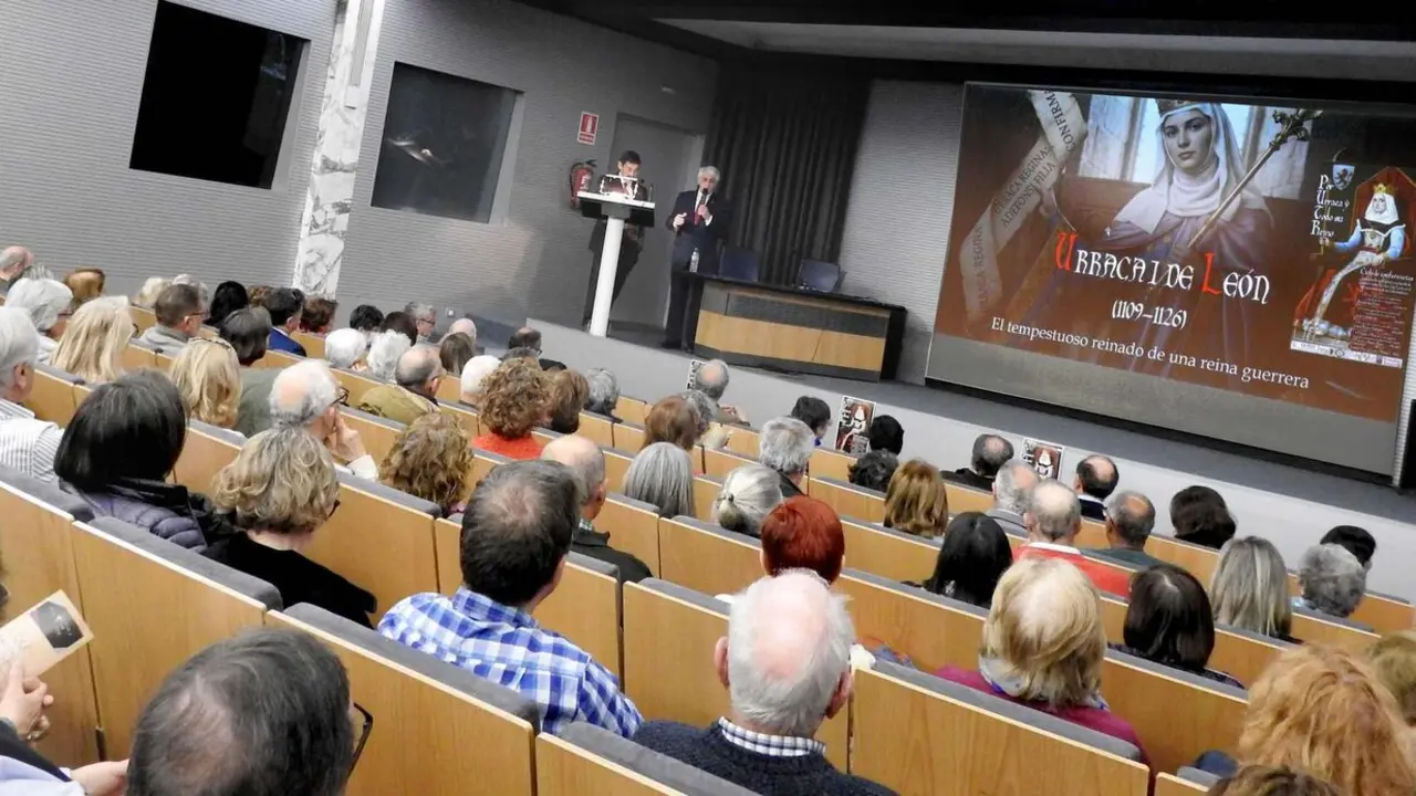 Lleno en el sal&oacute;n de actos para acudir a la conferencia.