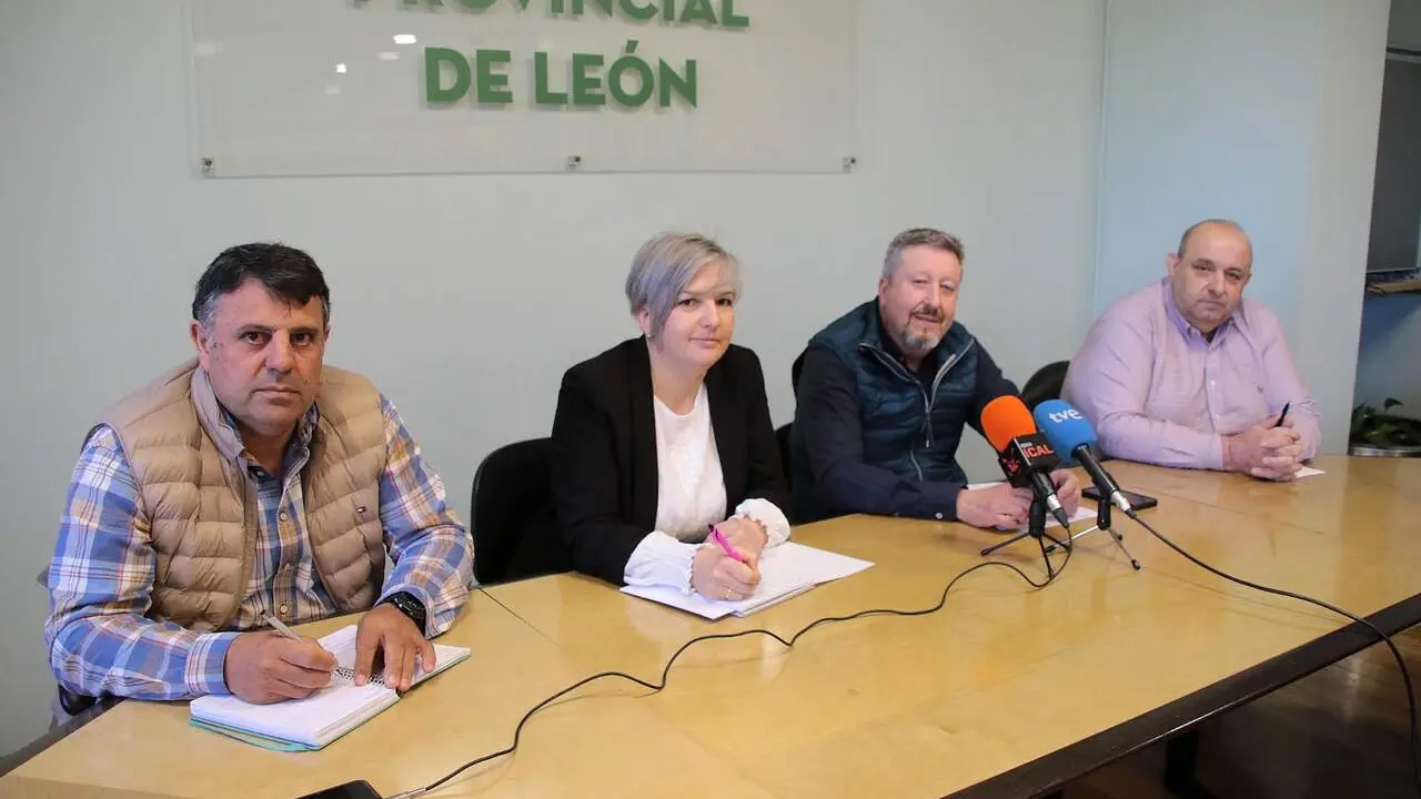 Comparecencia de las organizaciones agrarias leonesas para hablar de la renovaci&oacute;n de contratos con la industria lechera. Foto: Peio Garc&iacute;a.