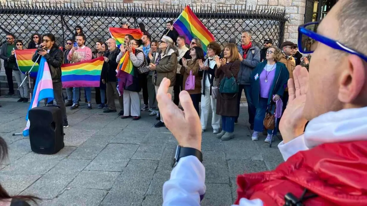 Awen LGTBI+ Le&oacute;n organiza una concentraci&oacute;n de rechazo a la agresi&oacute;n sufrida por una joven trans en un establecimiento hostelero de La Ba&ntilde;eza. Fotos: A.F. Reca