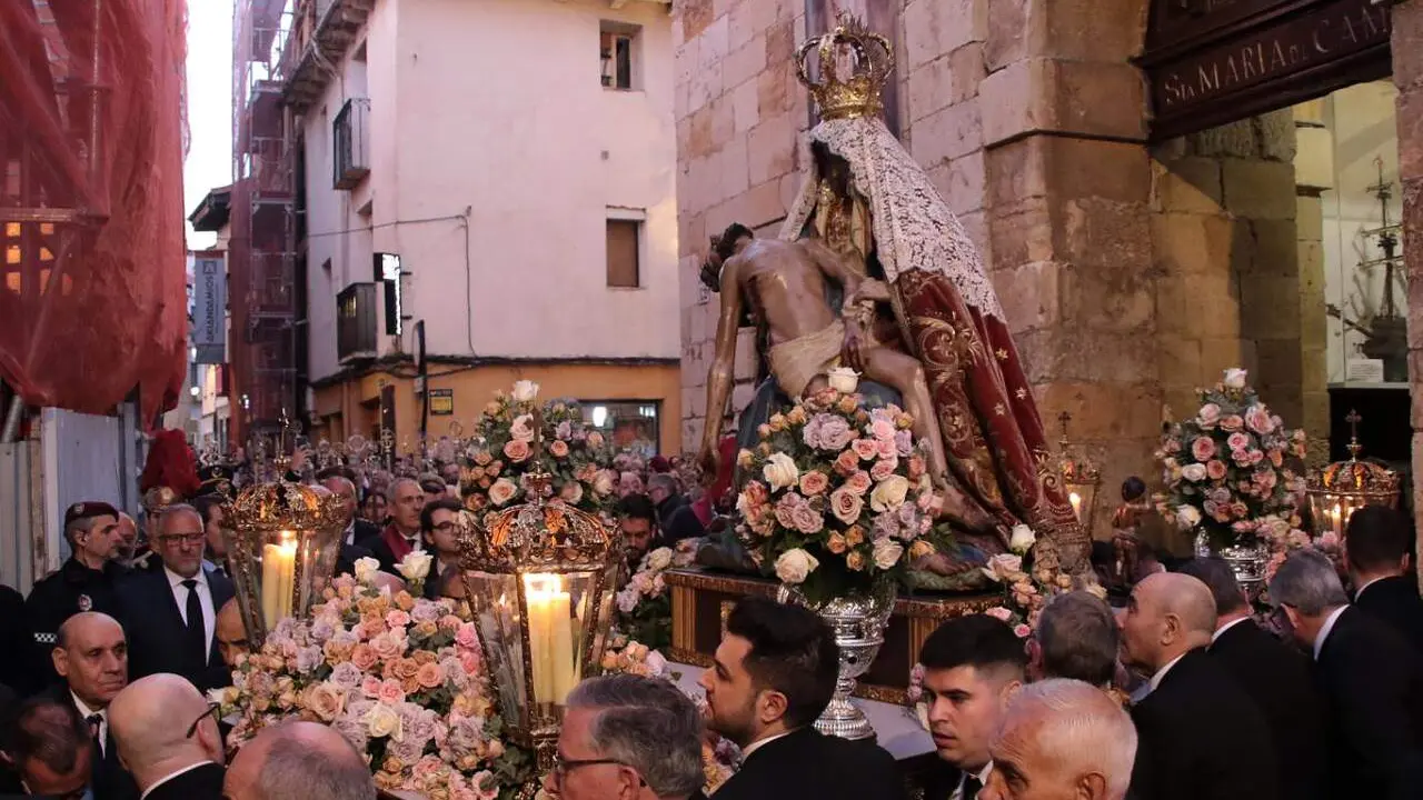 El presidente de las Cortes de Castilla y Le&oacute;n en funciones, Carlos Poll&aacute;n, el alcalde de la capital, Jos&eacute; Antonio Diez, y el consejero en funciones de Medio Ambiente, Vivienda y Ordenaci&oacute;n del Territorio, Juan Carlos Su&aacute;rez-Qui&ntilde;ones, asisten a la procesi&oacute;n del Viernes de Dolores en Le&oacute;n. Fotos: Peio Garc&iacute;a