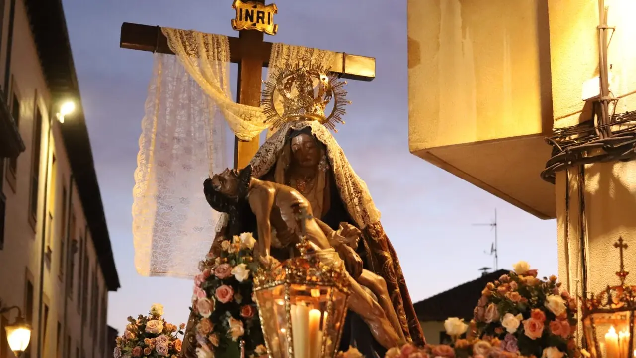 La ciudad de Le&oacute;n ha vivido este Viernes de Dolores una de sus estampas m&aacute;s esperadas y multitudinarias, con la imagen de la Virgen de la Iglesia de Santa Mar&iacute;a del Camino &mdash;popularmente conocida como La Dolorosa, La Antigua o &ldquo;La Morenica&rdquo;&mdash; recorriendo sus calles arropada por miles de personas. Fotos: Isaac Llamazares