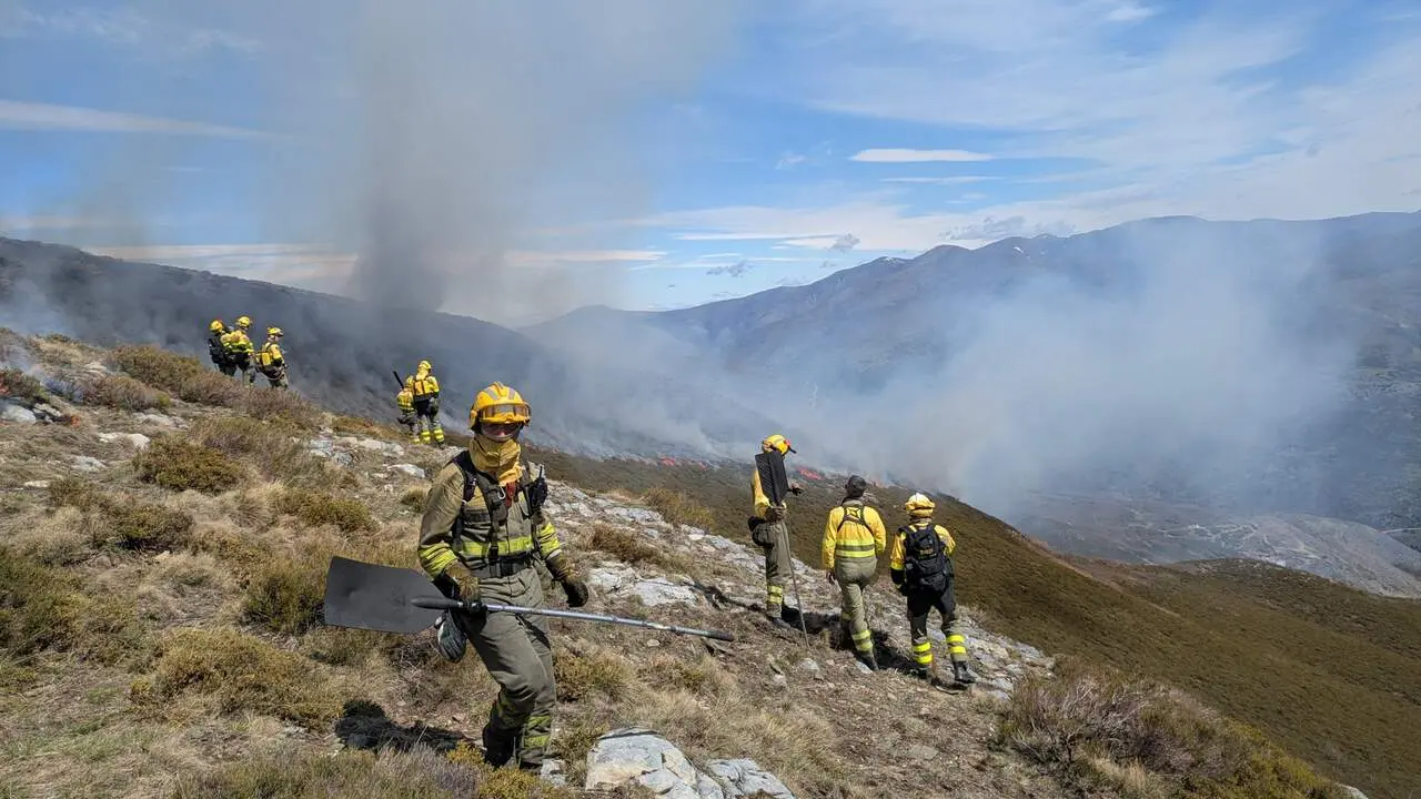 Efectivos de la BRIF de Tabuyo desplegados este s&aacute;bado en el incendio de Lomba. Foto: Brif Tabuyo.