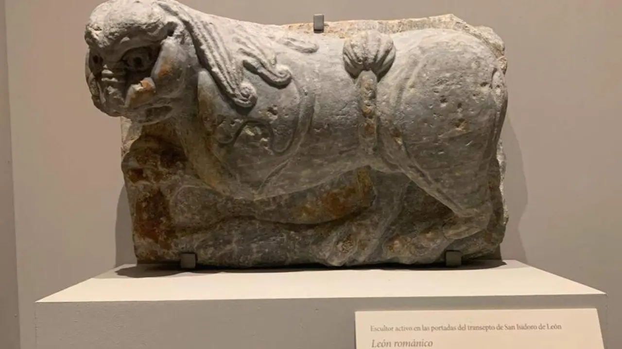 El 'leon rom&aacute;nico' de San Isidoro, propiedad del Louvre, en su ubicaci&oacute;n temporal en la exposici&oacute;n 'Reina Ella' del Museo de Le&oacute;n. Foto: A.F.R.