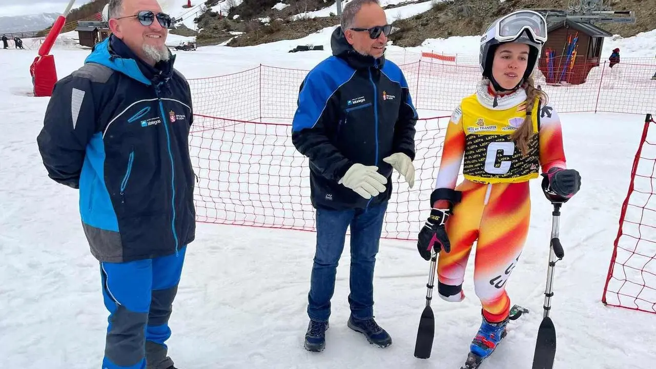 El presidente de la Diputaci&oacute;n, Gerardo &Aacute;lvarez Courel, encabez&oacute; el acto de bienvenida a la esquiadora leonesa Mar&iacute;a Mart&iacute;n-Granizo, quien regres&oacute; a "su casa" tras su brillante actuaci&oacute;n en los Juegos Paral&iacute;mpicos de Invierno. Foto: DipuLe&oacute;n.