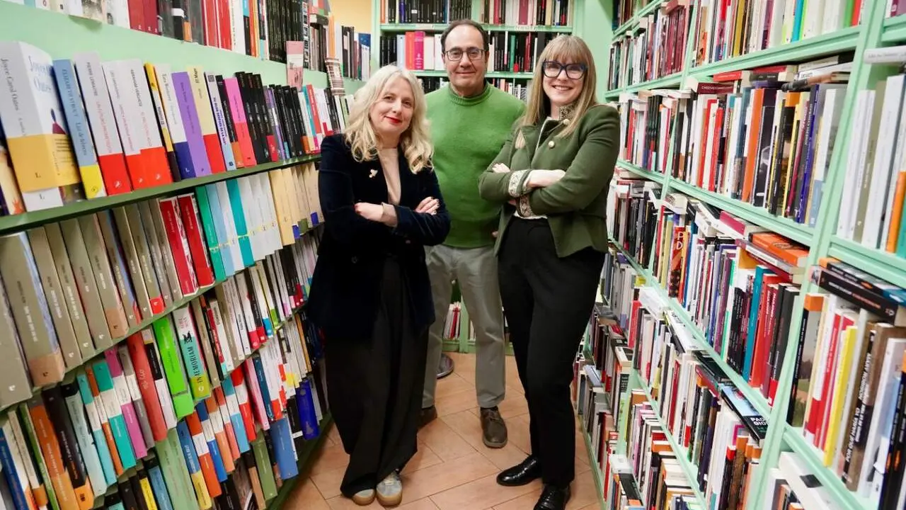 La directora del Club de Lectura Adictos al Crimen, Marta Marne, junto a Leopoldo Herrero y Kar&iacute;n del Ser, de la Librer&iacute;a Galatea, preparan una nueva jornada de lectura que se celebra en la Biblioteca Sierra Pambley de Le&oacute;n Foto: Carlos S. Campillo.