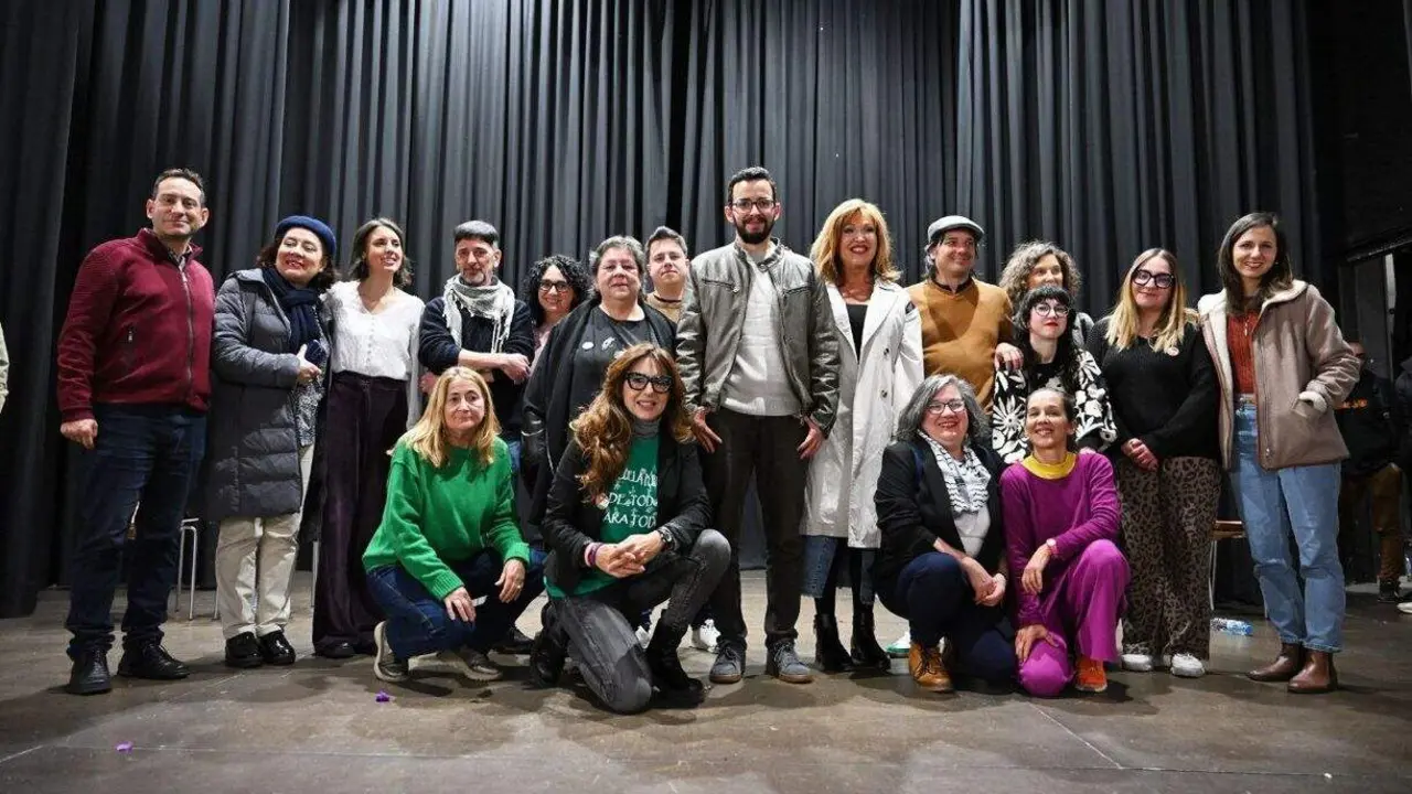 Llamas (centro) junto a miembros de la candidatura de Podemos este 15M y las dirigentes nacionales Ione Belarra e Irene Montero, entre otras.