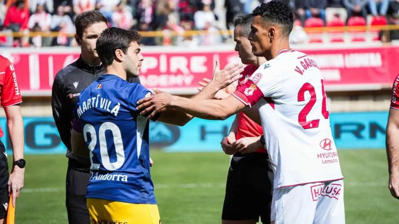 V&iacute;ctor Garc&iacute;a, en el saludo inicial del partido.