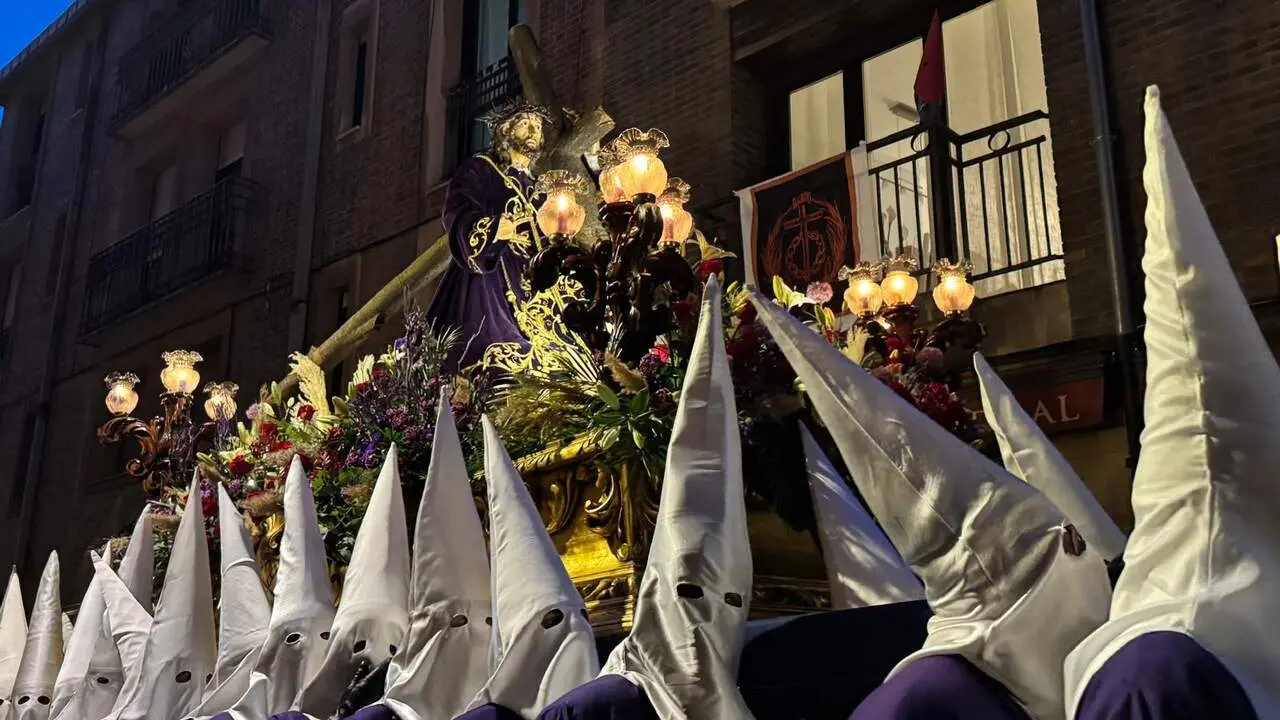 El Santo Cristo de la Redenci&oacute;n ilumina la noche leonesa con devoci&oacute;n. Foto: S. Garc&iacute;a.