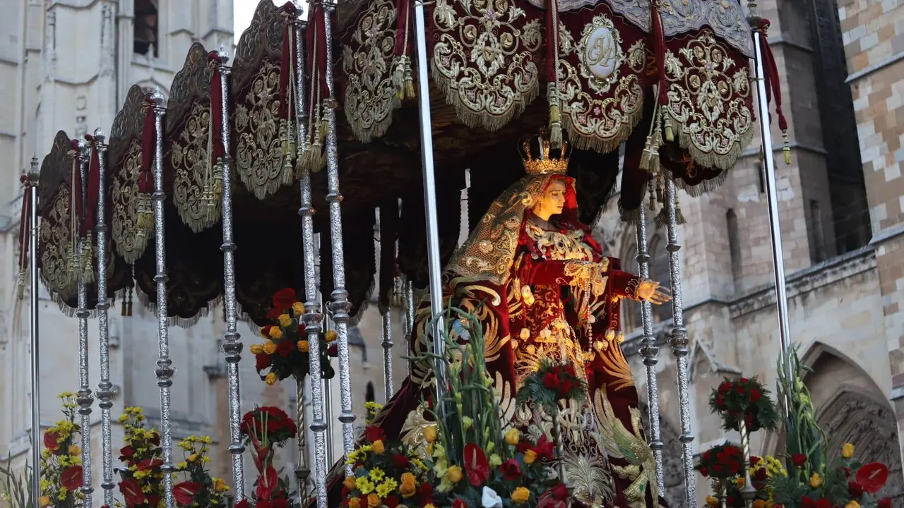 Miles de leoneses acompa&ntilde;an al Cristo del Gran Poder en una tarde de fervor. Fotos: Isaac Llamazares.
