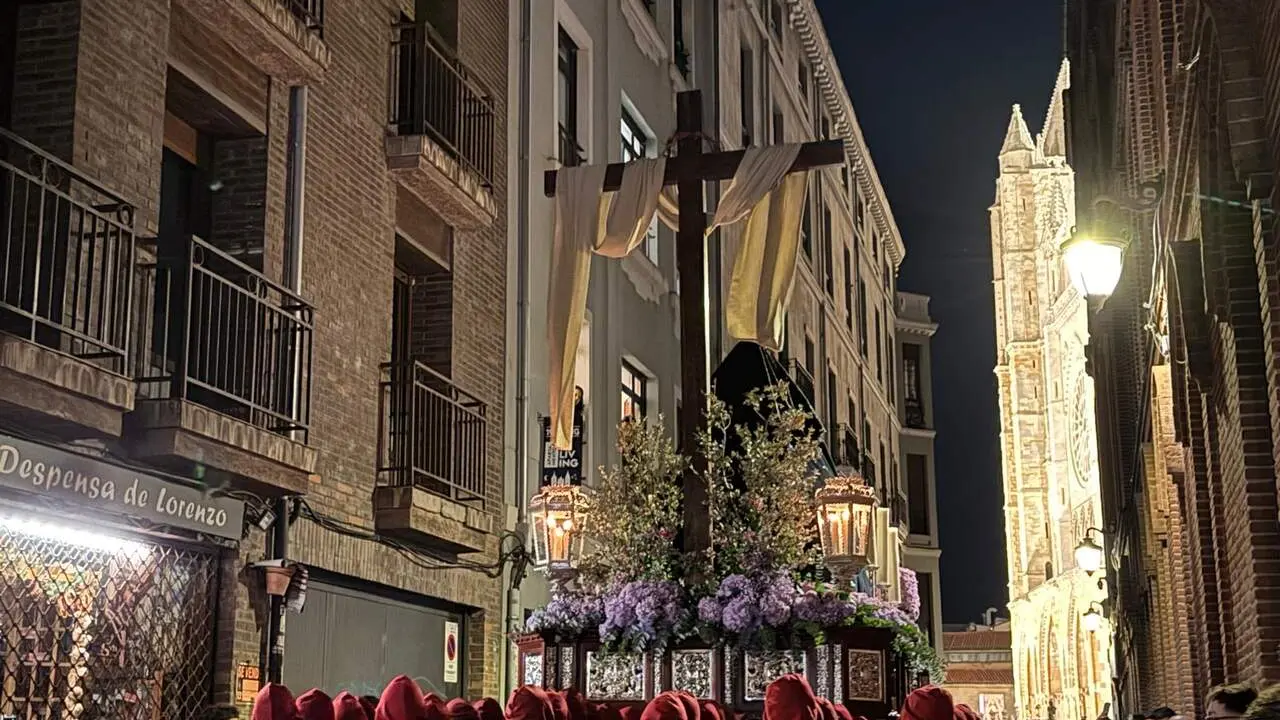 El Santo Cristo de la Redenci&oacute;n ilumina la noche leonesa con devoci&oacute;n. Fotos: S. Garc&iacute;a