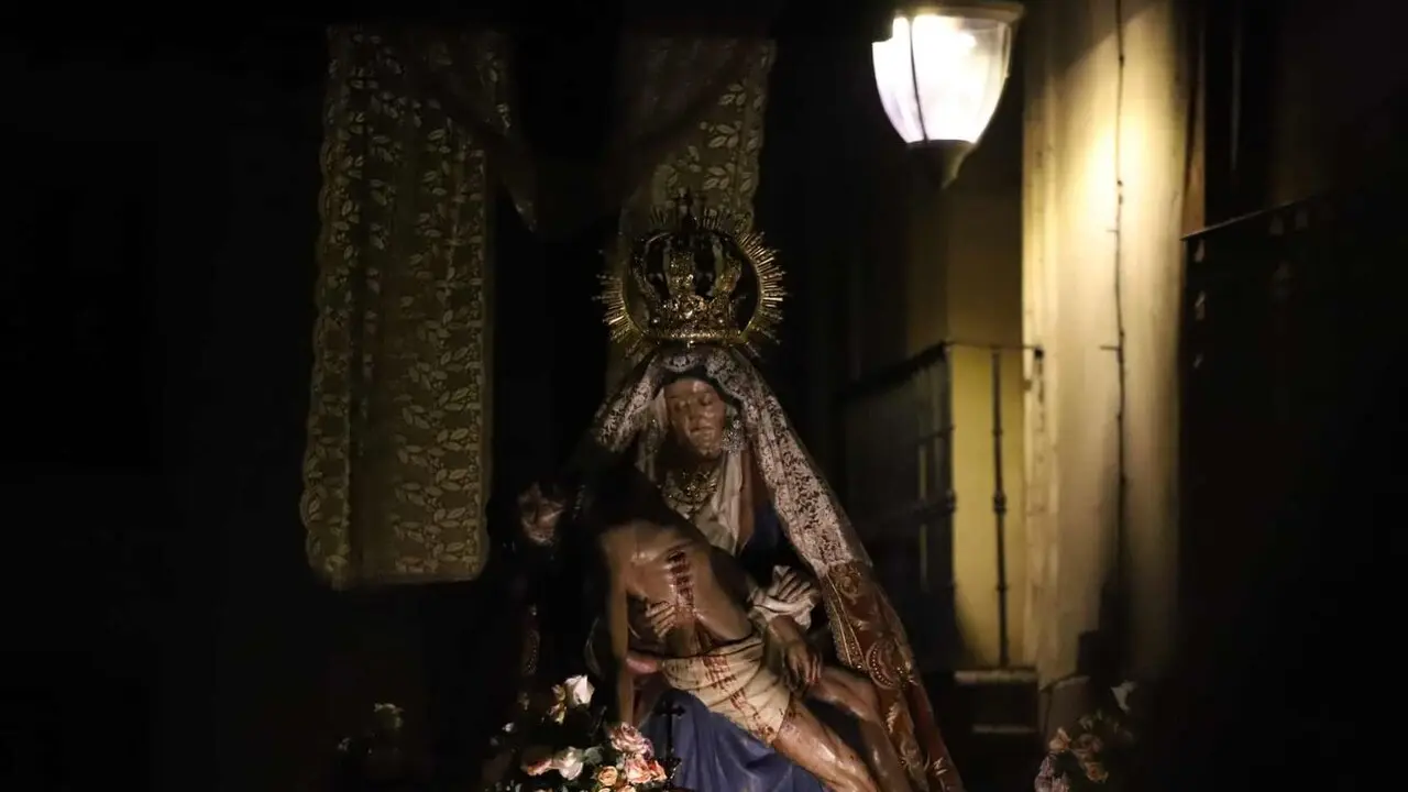 Una l&aacute;mpara led alumbra el paso de la Virgen del Mercado el pasado viernes. Foto: Isaac Llamazares