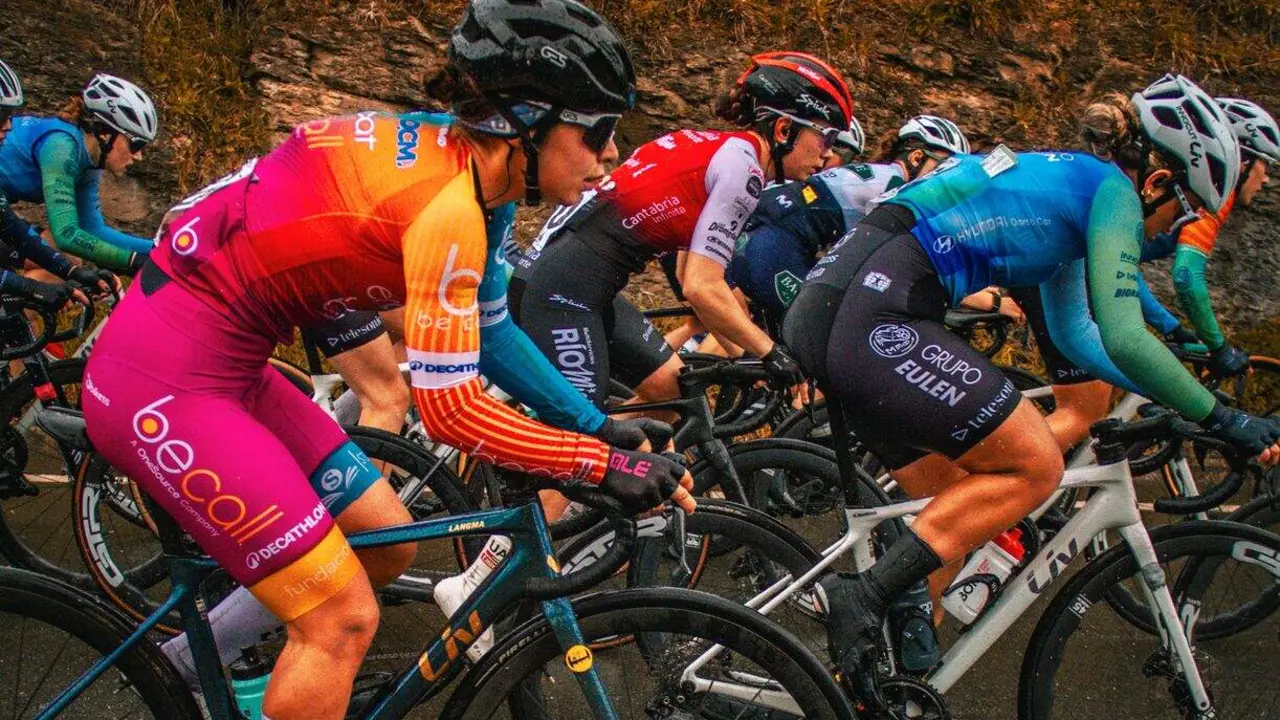 El equipo Eneicat - Be Call complet&oacute; una destacada actuaci&oacute;n en la prueba por etapas disputada en Markina. Foto: Eneicat.