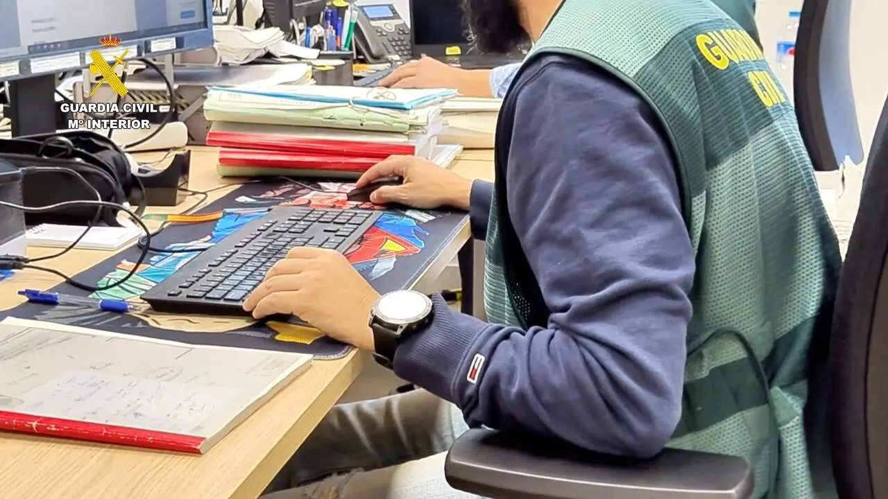 Efectivos de la Guardia Civil, durante una investigaci&oacute;n.