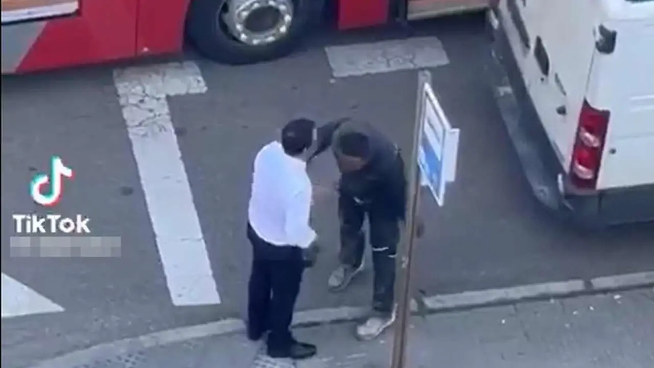 Imagen del conductor del bus urbano (de blanco) en el momento de la agresi&oacute;n.