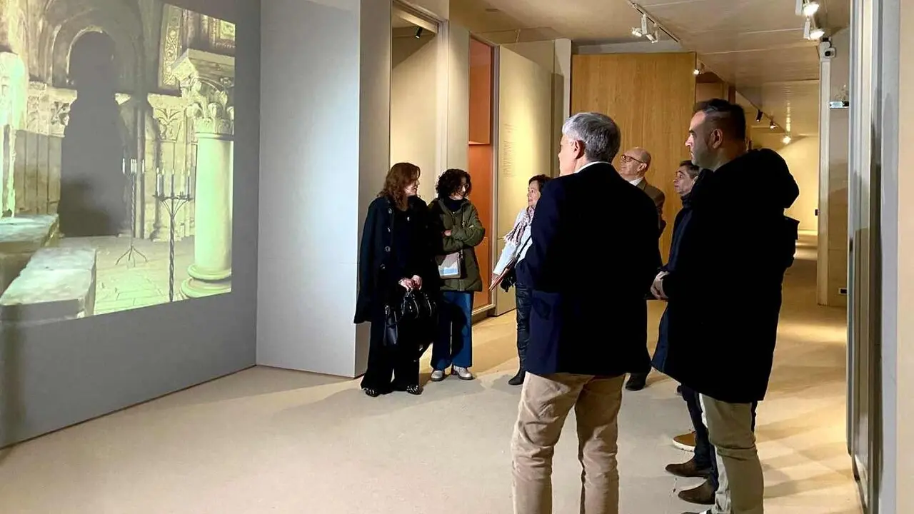 Imagen de la Comisi&oacute;n de Patrimonio en la antesala de la reuni&oacute;n en el Museo de Le&oacute;n.