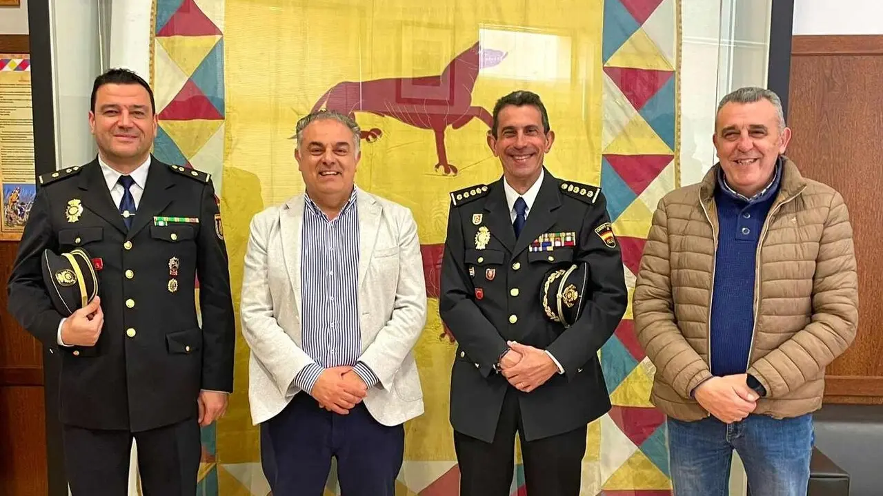 El alcalde de Astorga recibe al nuevo responsable de la Polic&iacute;a Nacional en la capital maragata.