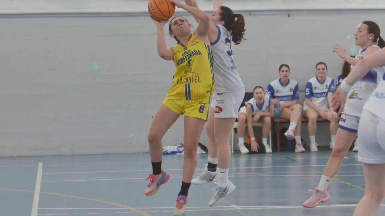 Un instante del encuentro disputado por el equipo berciano. Foto: Rodo L&oacute;pez