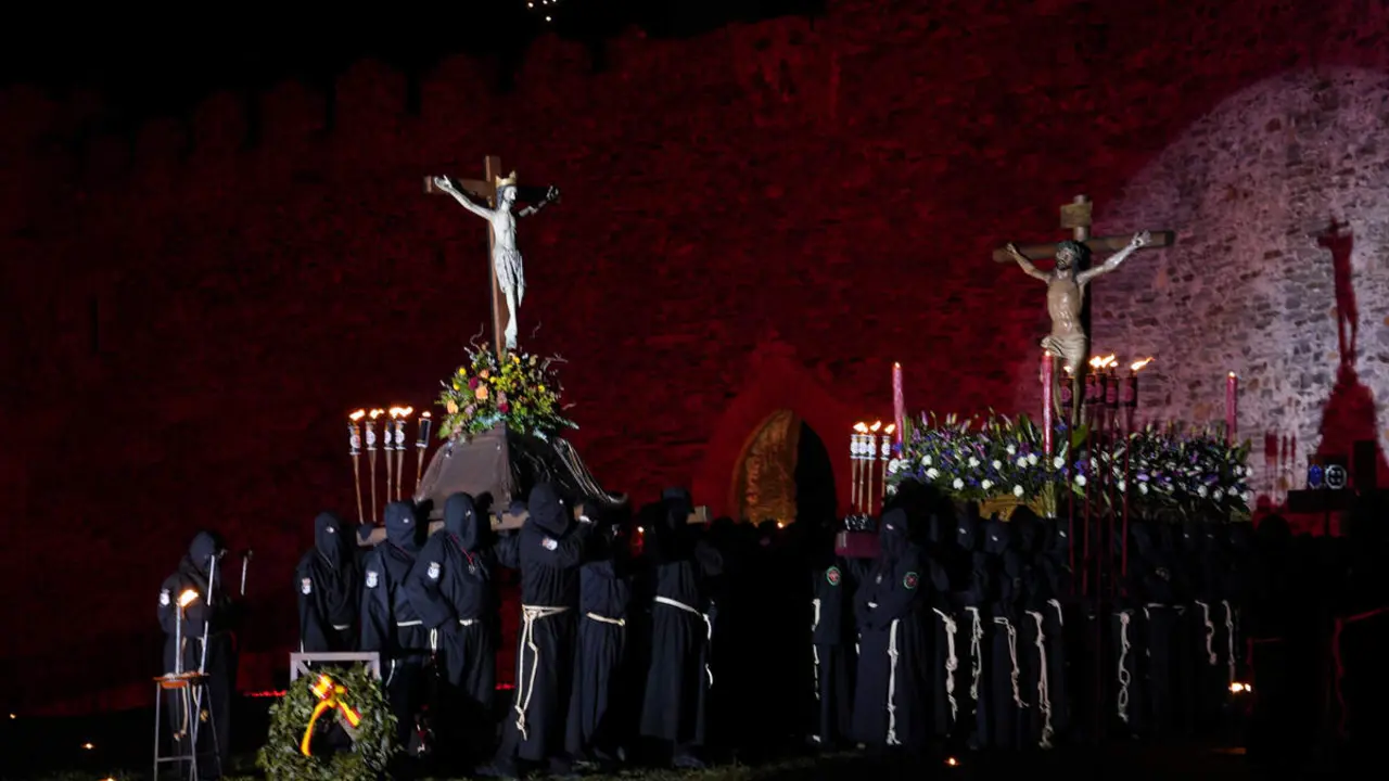 Viacrucis penitencial en el Castillo de los Templarios de Ponferrada con las im&aacute;genes del Cristo de  la Esperanza y el Cristo de la Fortaleza